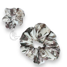 Load image into Gallery viewer, Vintage velvet Scrunchie